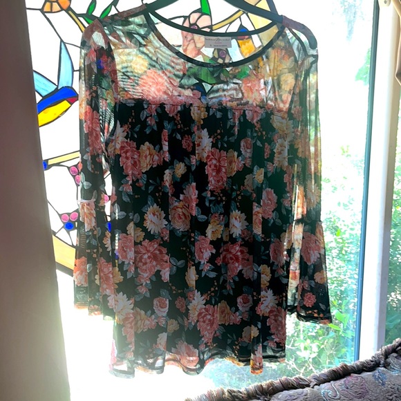 BRAND-NEW NEVER BEEN WORN BEAUTIFUL  flowered thin blouse - Picture 2 of 4